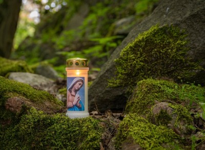 Bolsius Maria Modląca znicz z metalowym deklem 12 sztuk