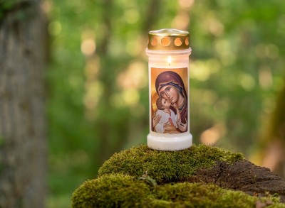 Bolsius znicz Maria z Dzieciątkiem z metalowym deklem 12 sztuk