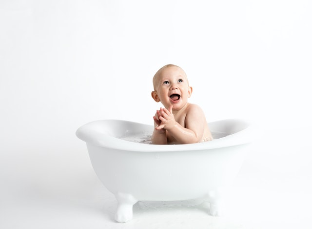 Jak i w czym kąpać dzieci i niemowlaki?